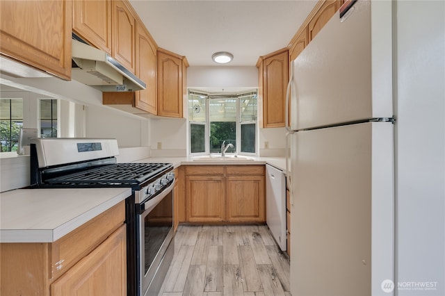 605 W Euclid Ave, Shelton, WA 98584 - kitchen with white appliances, under cabinet range hood, a sink, light wood-style flooring, and light countertops