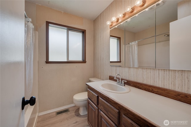 605 W Euclid Ave, Shelton, WA 98584 - full bathroom with wood finished floors, toilet, vanity, curtained shower, and baseboards