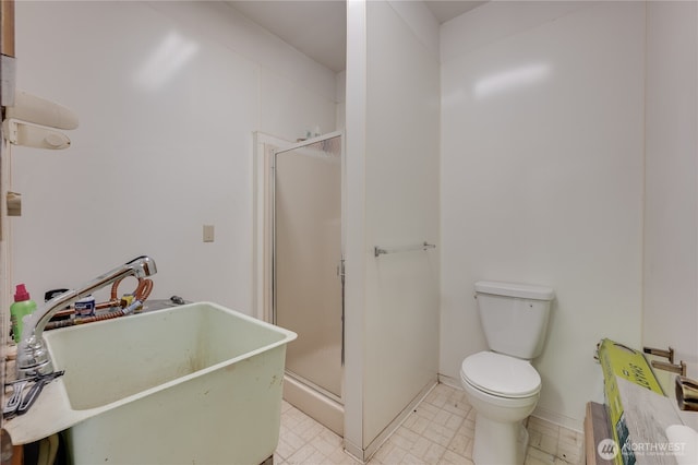 605 W Euclid Ave, Shelton, WA 98584 - full bath featuring a sink, a stall shower, toilet, and baseboards