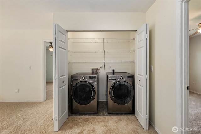 clothes washing area featuring carpet floors, washer and clothes dryer, ceiling fan, and baseboards