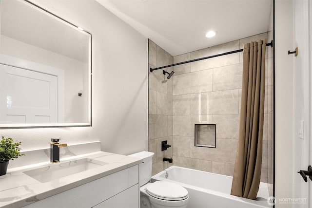 full bath featuring shower / bath combo with shower curtain, toilet, vanity, and recessed lighting