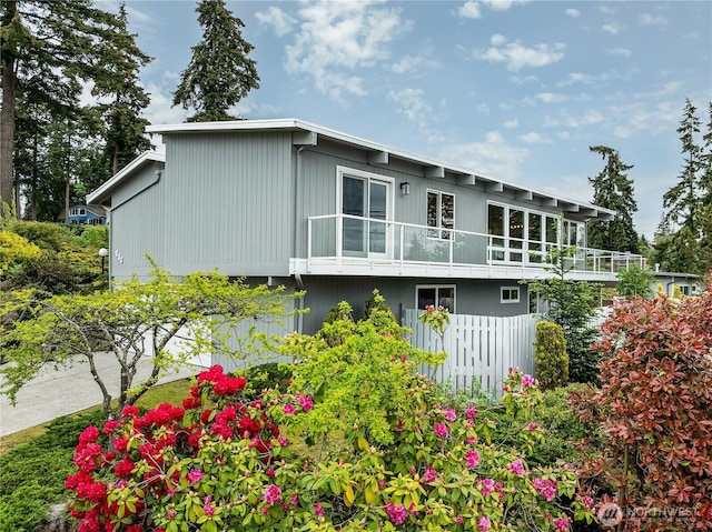 900 Sea Vista Pl, Edmonds, WA 98020 - rear view of property featuring a balcony