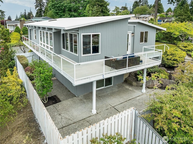 900 Sea Vista Pl, Edmonds, WA 98020 - back of house featuring a patio area and fence