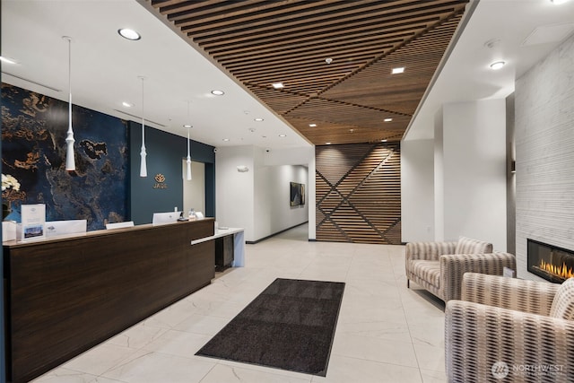 11903 NE 128th St Unit 612, Kirkland, WA 98034 - reception featuring recessed lighting and a large fireplace