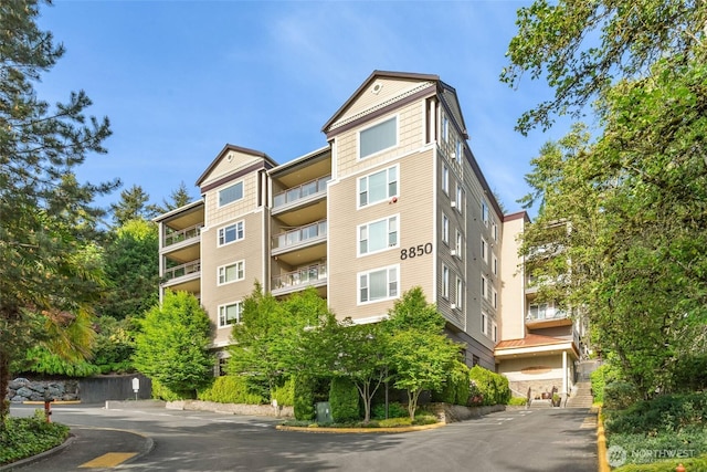 view of apartment building / complex