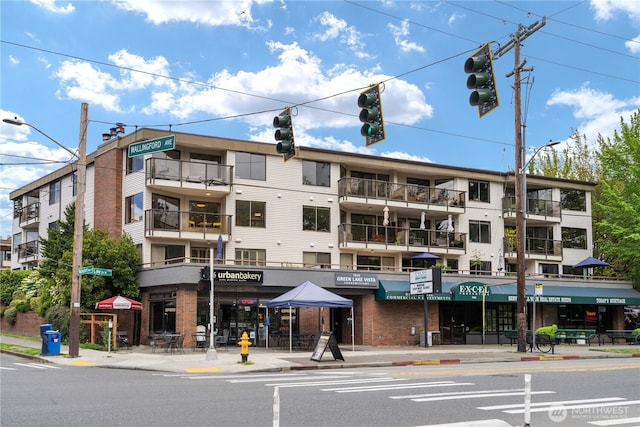 view of apartment building / complex