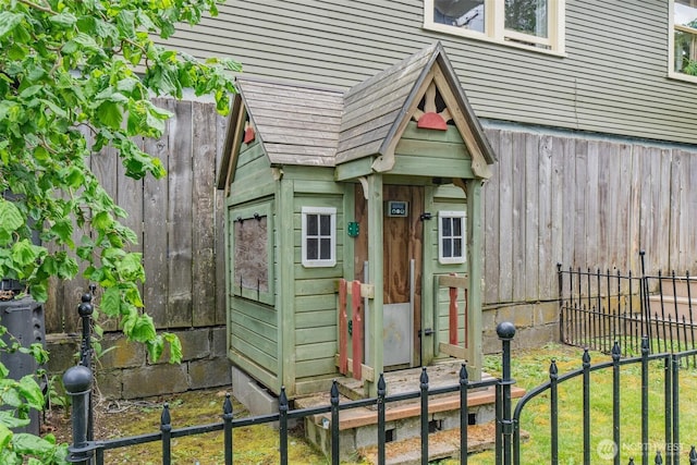 view of outdoor structure with a fenced backyard and an outdoor structure