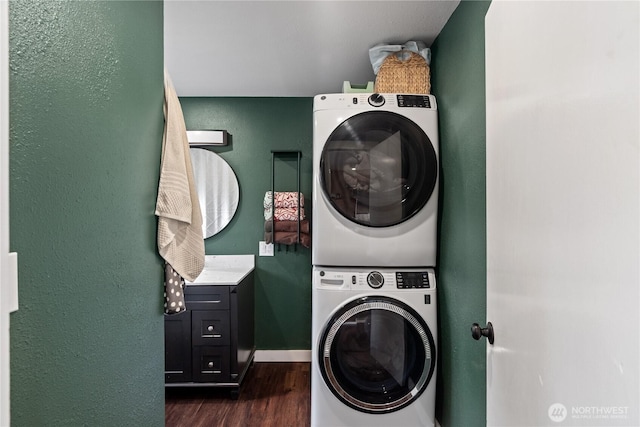 85 Rustemeyer Rd, Aberdeen, WA 98520 - laundry area featuring stacked washer / dryer, dark wood-type flooring, and a textured wall