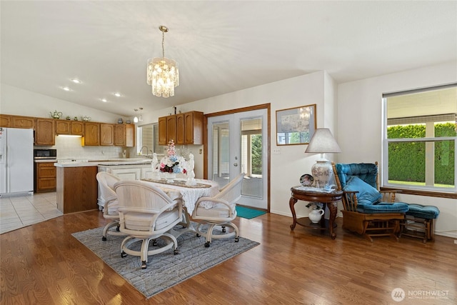 695 S Lyle Ave, East Wenatchee, WA 98802 - dining area featuring a chandelier, light wood-style flooring, and vaulted ceiling