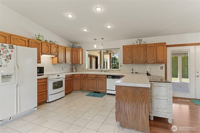 695 S Lyle Ave, East Wenatchee, WA 98802 - kitchen with white appliances, tasteful backsplash, plenty of natural light, a peninsula, and recessed lighting