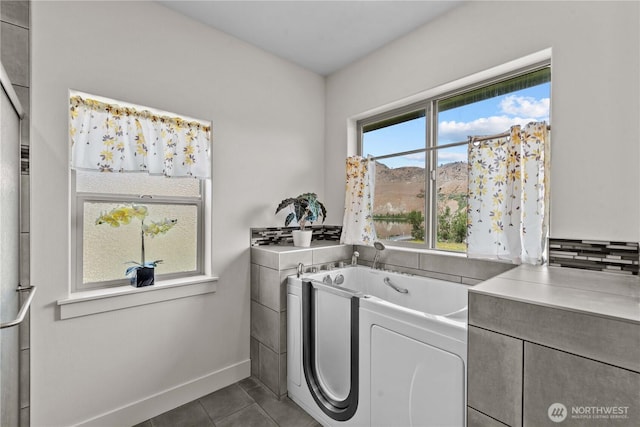 179 N Shore Dr, Orondo, WA 98843 - clothes washing area with washer and clothes dryer, baseboards, and dark tile patterned floors