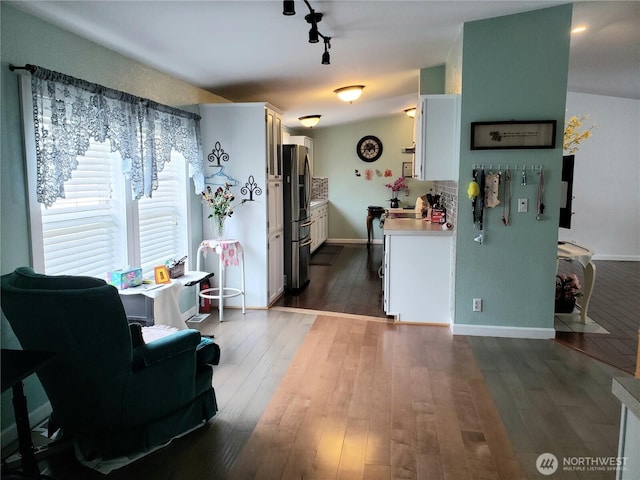 10409 137th St E Unit 9, Puyallup, WA 98374 - living room featuring dark wood-style flooring, baseboards, and track lighting