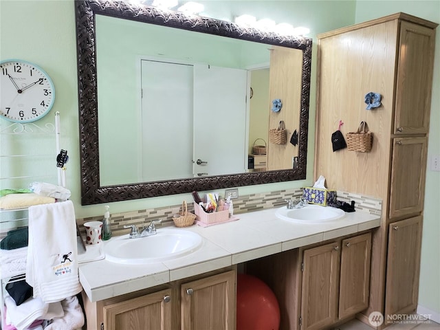 10409 137th St E Unit 9, Puyallup, WA 98374 - full bath featuring double vanity and backsplash
