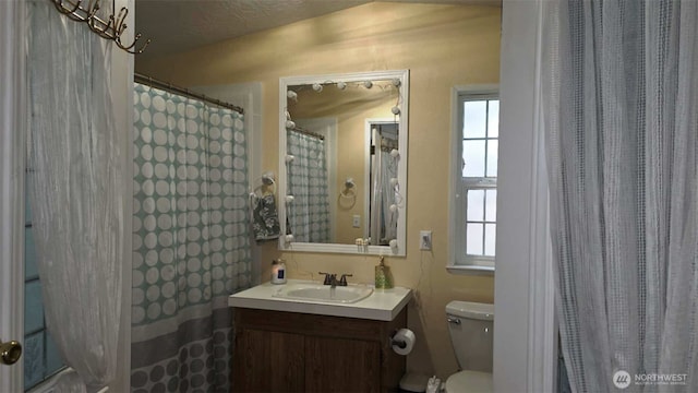 1900 Broadway Ave Unit 2, Hoquiam, WA 98550 - full bath featuring toilet, vanity, and a shower with curtain