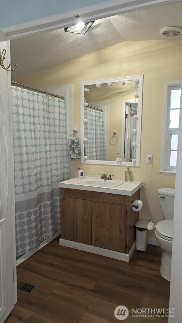 1900 Broadway Ave Unit 2, Hoquiam, WA 98550 - bathroom with wood finished floors, toilet, vanity, and curtained shower