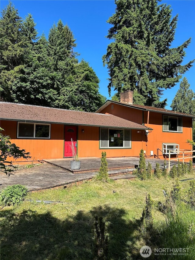 816 Sunrise Ln, Centralia, WA 98531 - ranch-style house featuring a chimney and a front lawn