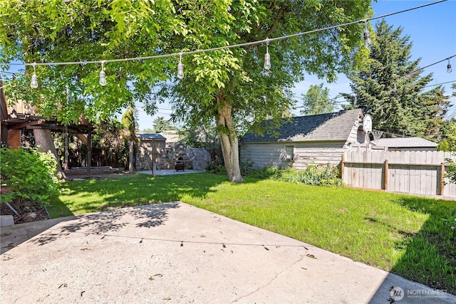 view of yard featuring a patio area