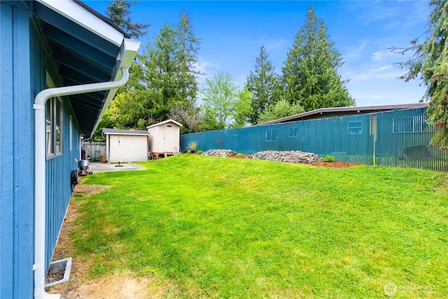 view of yard featuring a shed and an outbuilding