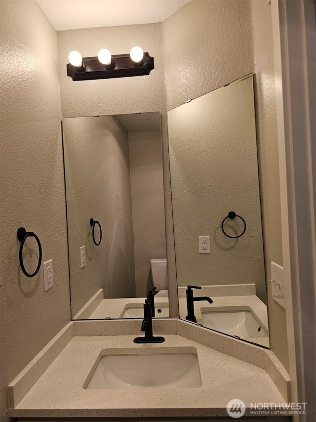 2100 S 336th St Unit P3, Federal Way, WA 98003 - half bathroom featuring a textured wall, toilet, and vanity