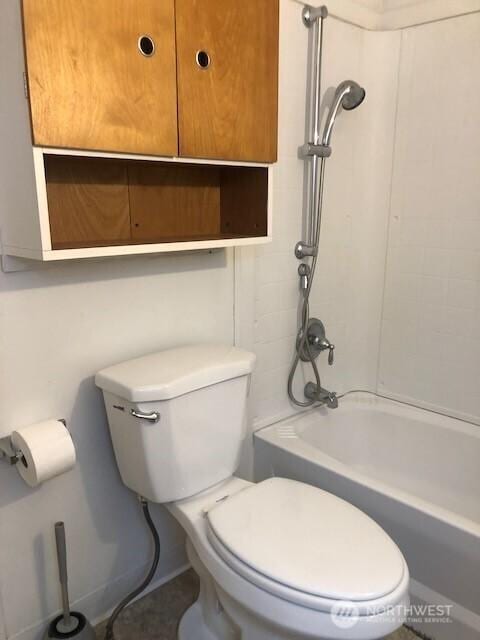 full bath with toilet and bathtub / shower combination