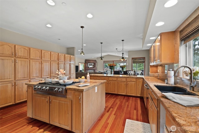 35449 34th Ave S, Auburn, WA 98001 - kitchen featuring a sink, stainless steel gas cooktop, a peninsula, light wood finished floors, and recessed lighting