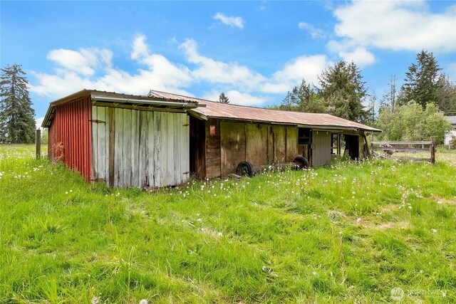 view of outdoor structure with an outbuilding