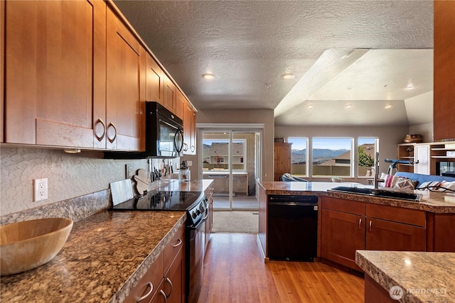 2541 Fancher Heights Blvd, East Wenatchee, WA 98802 - kitchen featuring black appliances, light wood-style floors, a sink, brown cabinets, and backsplash