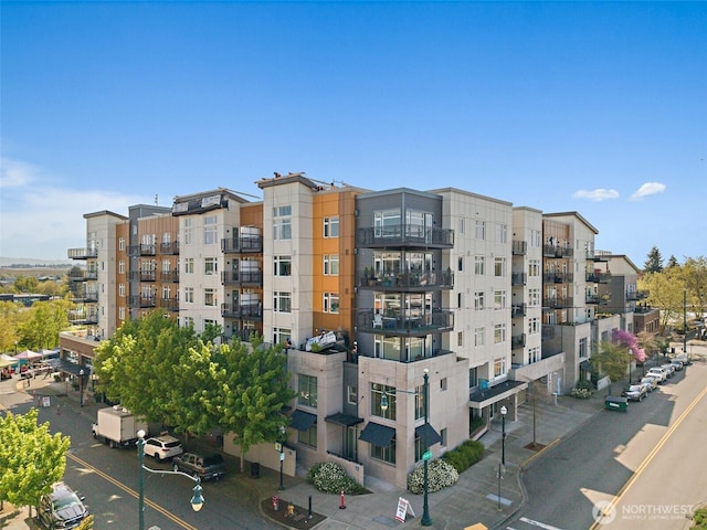 view of apartment building / complex