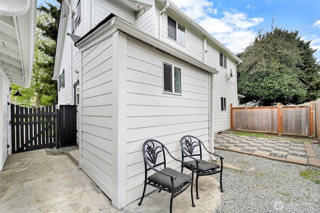 612 Hunt Ave, Sumner, WA 98390 - view of side of property featuring fence and a patio