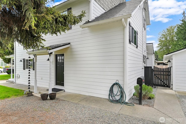 612 Hunt Ave, Sumner, WA 98390 - view of front of property with a shingled roof and a gate