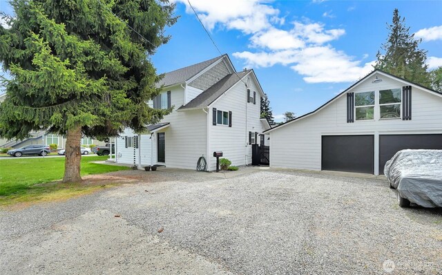 612 Hunt Ave, Sumner, WA 98390 - view of home's exterior with a detached garage and driveway