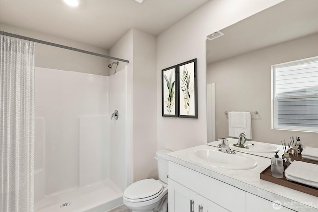 full bathroom with a shower with curtain, toilet, and vanity