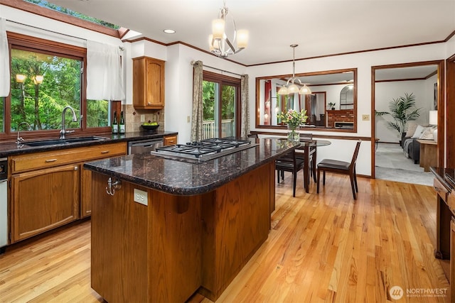 21629 NE 20th Way, Sammamish, WA 98074 - kitchen featuring a sink, a chandelier, plenty of natural light, a kitchen island, and crown molding
