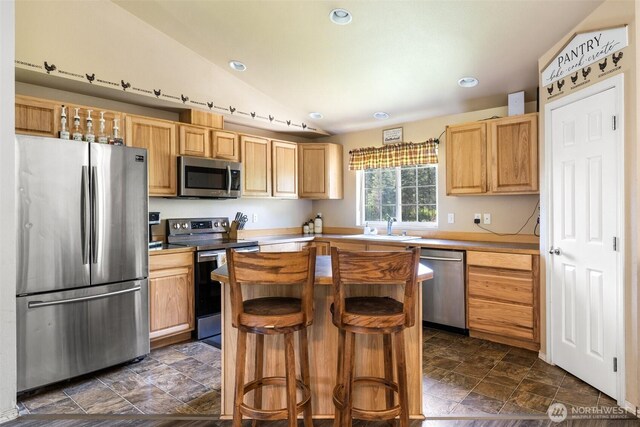 138 Bruinview Ln, Chehalis, WA 98532 - kitchen featuring appliances with stainless steel finishes, a sink, lofted ceiling, a kitchen island, and recessed lighting