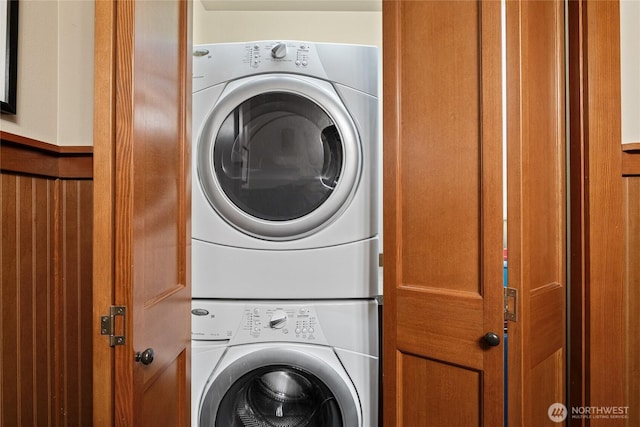 221 Cake Box Ln, Cle Elum, WA 98922 - washroom with stacked washer and clothes dryer
