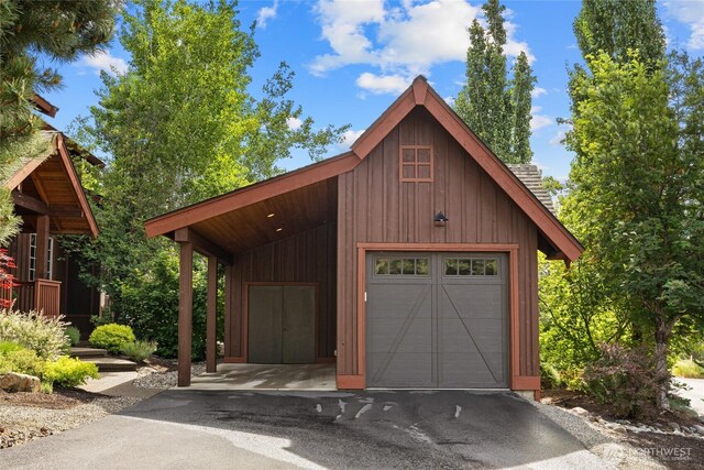 221 Cake Box Ln, Cle Elum, WA 98922 - garage featuring driveway and a garage