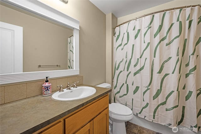 full bathroom featuring toilet, vanity, a shower with curtain, and decorative backsplash
