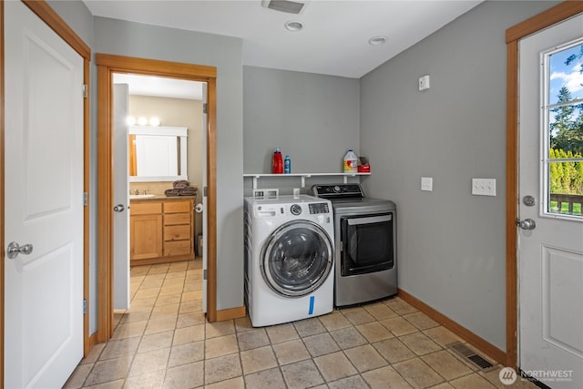 laundry room featuring washer and clothes dryer, baseboards, and recessed lighting