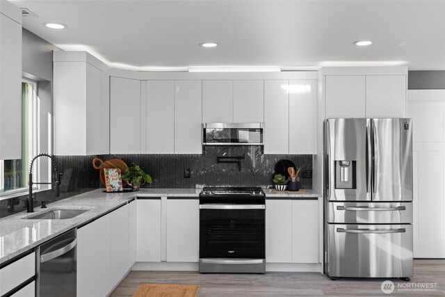 9371 Willamette Meridian Rd NW, Silverdale, WA 98383 - kitchen featuring stainless steel appliances, a sink, modern cabinets, white cabinetry, and recessed lighting