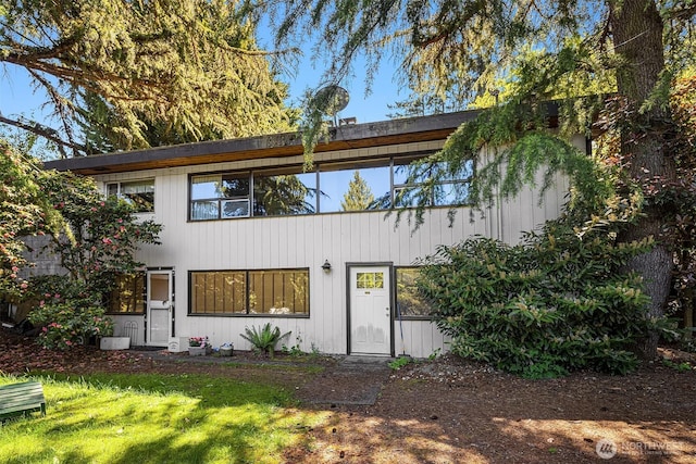 806 101st Ave SE, Bellevue, WA 98004 - rear view of house with a lawn