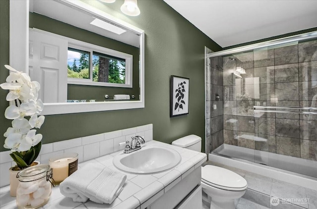 11725 NE 145th St, Kirkland, WA 98034 - full bath with tiled shower, toilet, and vanity