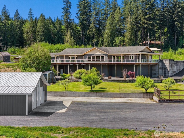 139 Coulson Rd, Chehalis, WA 98532 - view of front of home with an outdoor structure and a front lawn