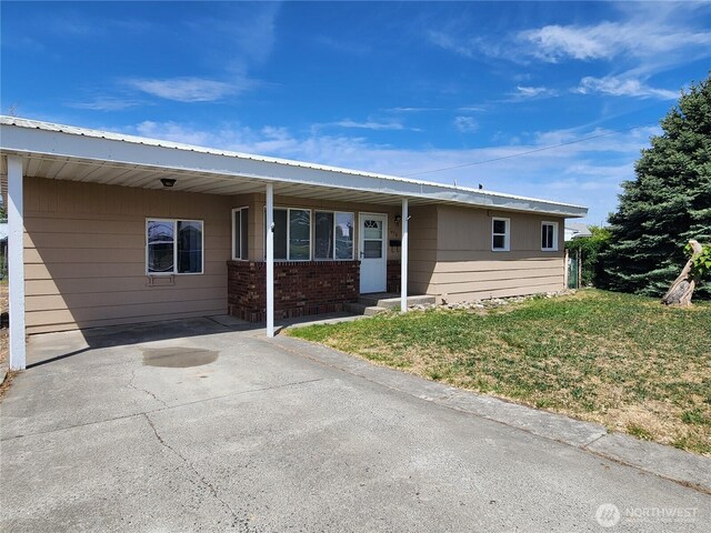 1476 W Sunset Dr, Moses Lake, WA 98837 - view of front of home featuring an attached carport and a front yard