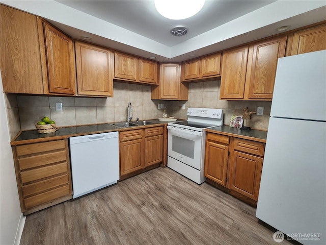 1476 W Sunset Dr, Moses Lake, WA 98837 - kitchen with white appliances, a sink, light wood-type flooring, and tasteful backsplash