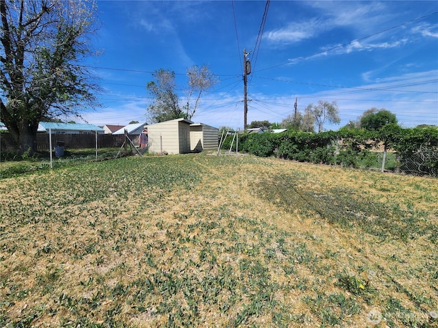 1476 W Sunset Dr, Moses Lake, WA 98837 - view of yard with an outdoor structure