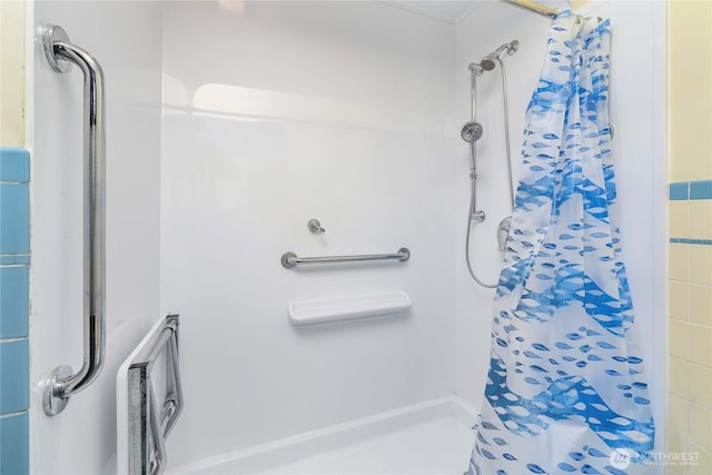 7209 104th St E, Puyallup, WA 98373 - full bathroom featuring a shower with curtain
