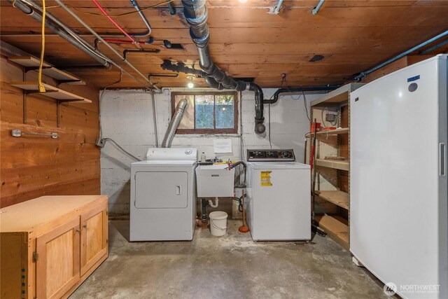 7209 104th St E, Puyallup, WA 98373 - basement featuring freestanding refrigerator, washing machine and dryer, and a sink