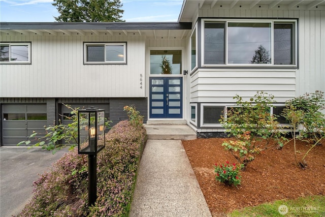 view of front facade featuring a garage
