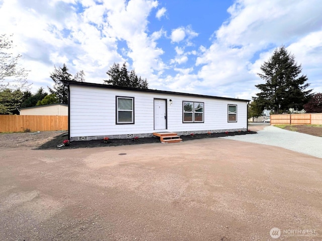 manufactured / mobile home with fence
