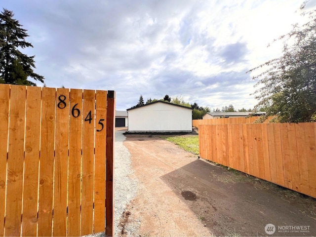 gate featuring fence